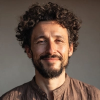 simple realistic portrait of a man friendly (2)